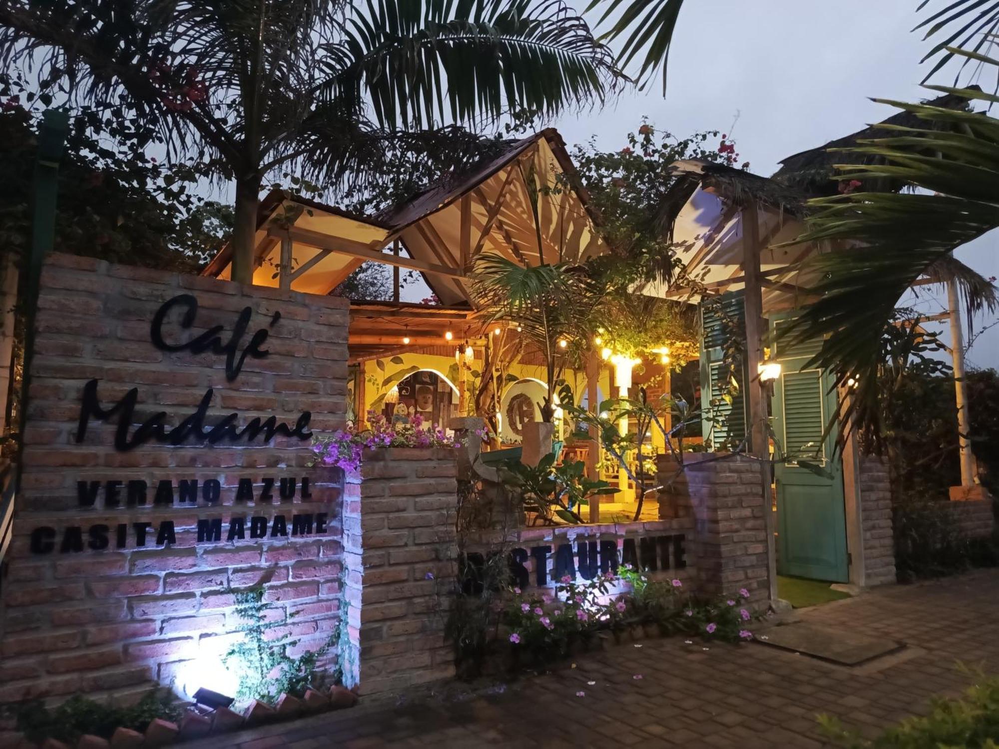 Cafe Madame Hotel Puerto Lopez Bagian luar foto