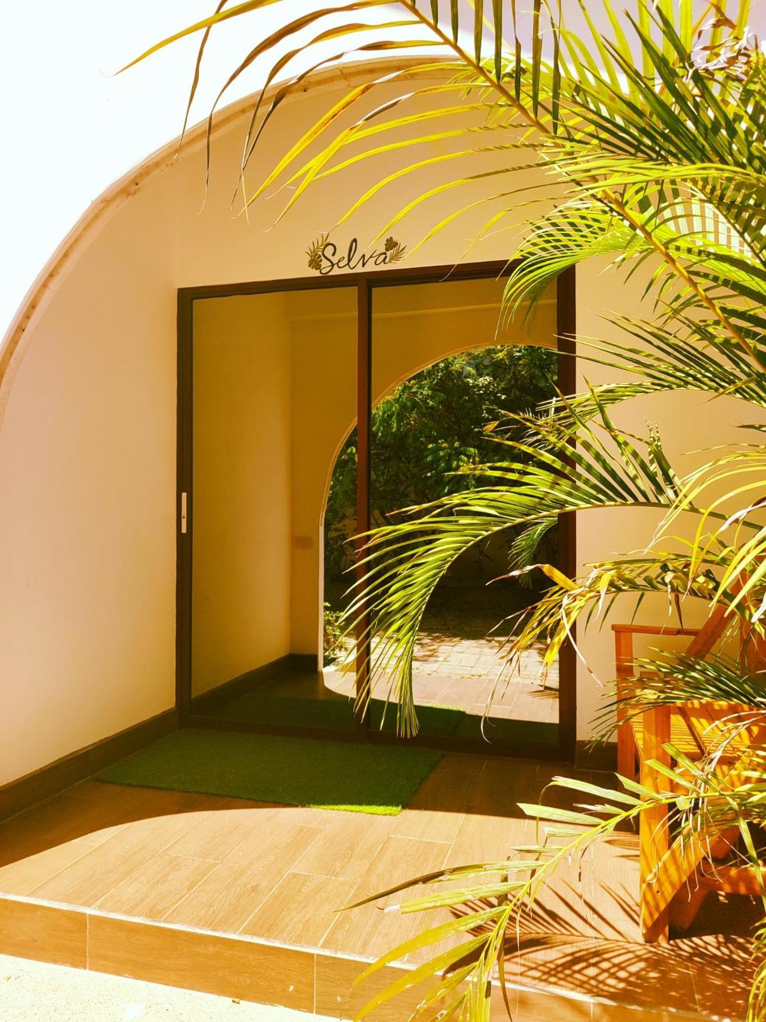 Cafe Madame Hotel Puerto Lopez Bagian luar foto