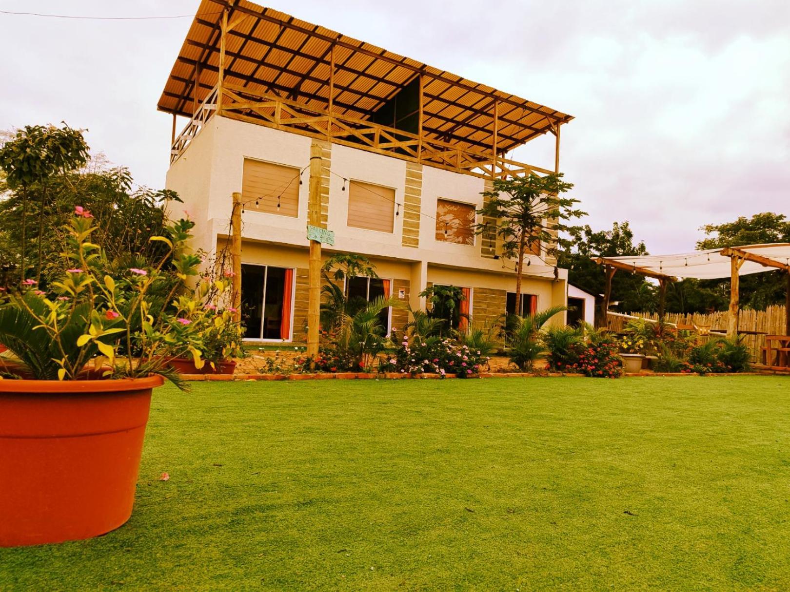 Cafe Madame Hotel Puerto Lopez Bagian luar foto