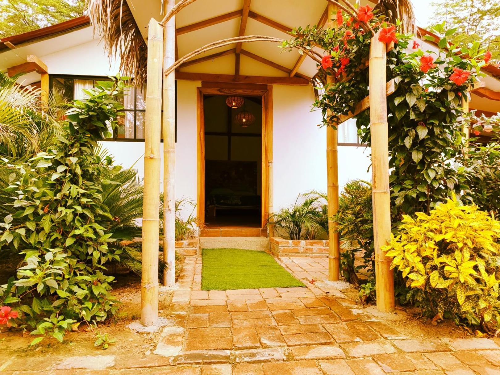 Cafe Madame Hotel Puerto Lopez Bagian luar foto