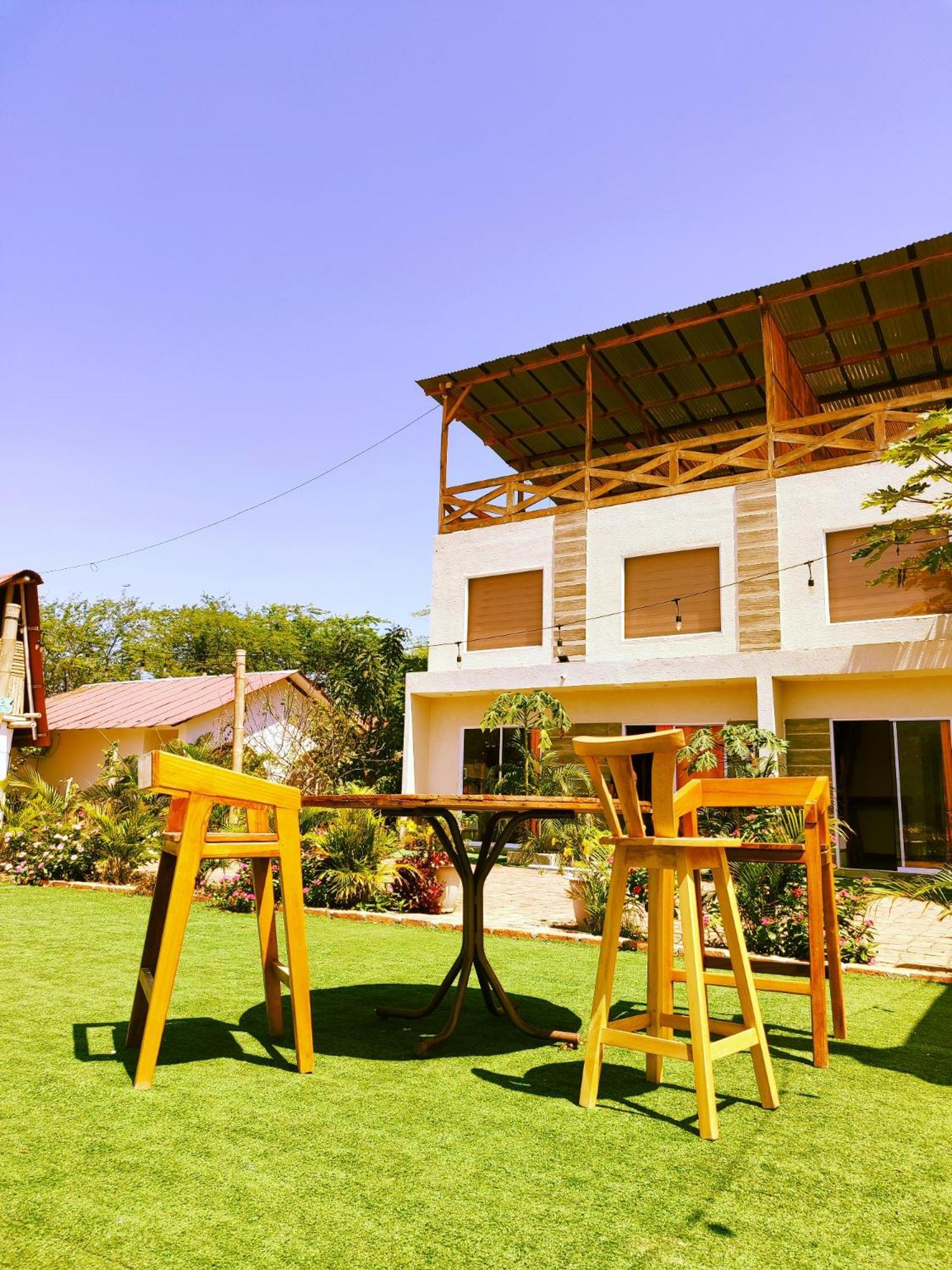 Cafe Madame Hotel Puerto Lopez Bagian luar foto