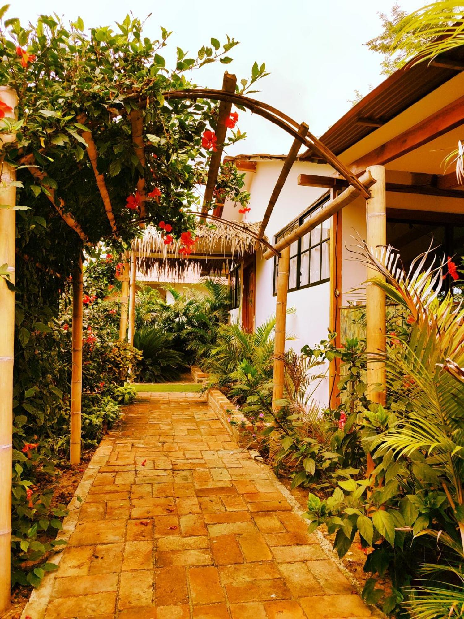 Cafe Madame Hotel Puerto Lopez Bagian luar foto