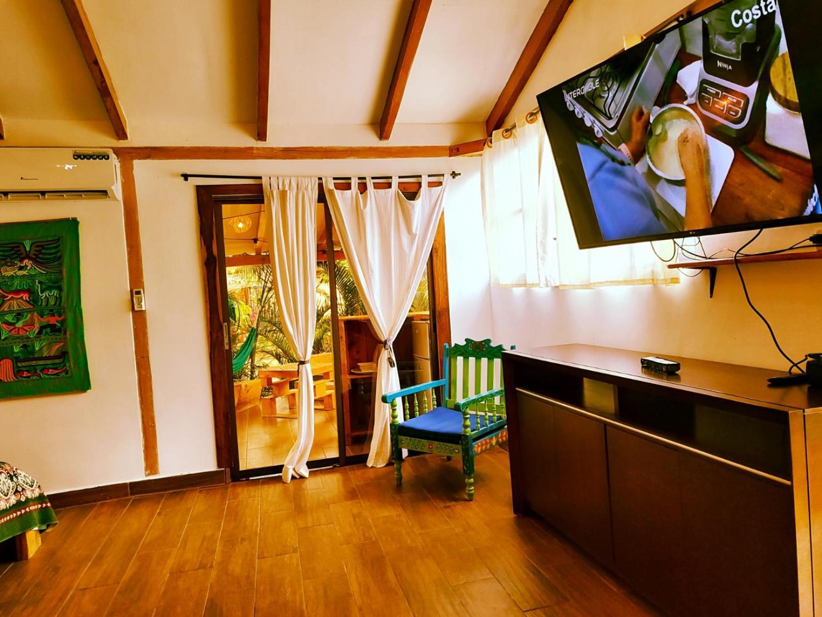 Cafe Madame Hotel Puerto Lopez Bagian luar foto